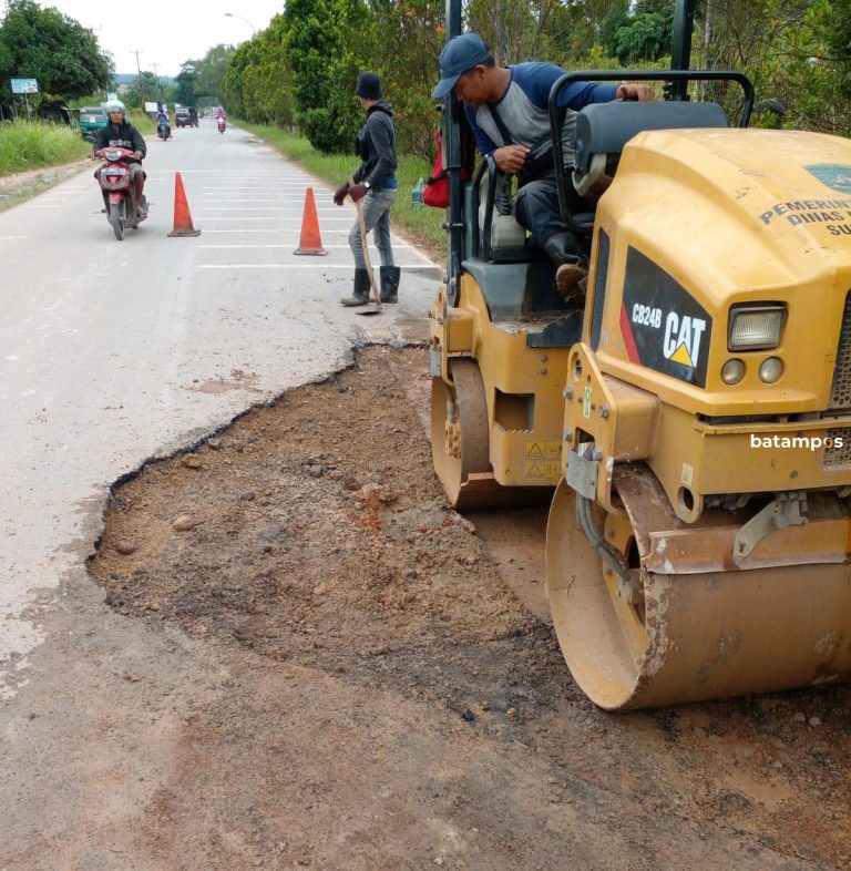 Rusak Karena Kendaraan Proyek, Dinas Bina Marga Tambal Jalan Rusak di Seibeduk