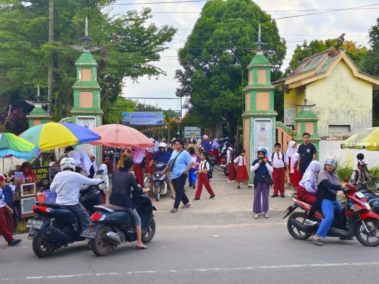 Orang Tua Ramai-ramai Dampingi Anak di Hari Pertama Sekolah