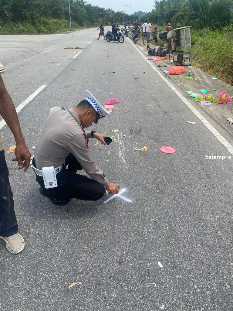 Motor dan Truk Bertabrakan, Satu Korban Luka Parah