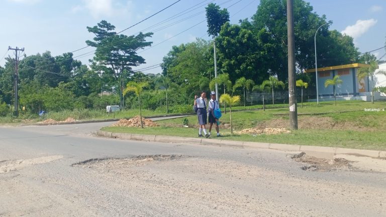 Masuk Lubang, Pemotor Terkapar Bersimbah Darah