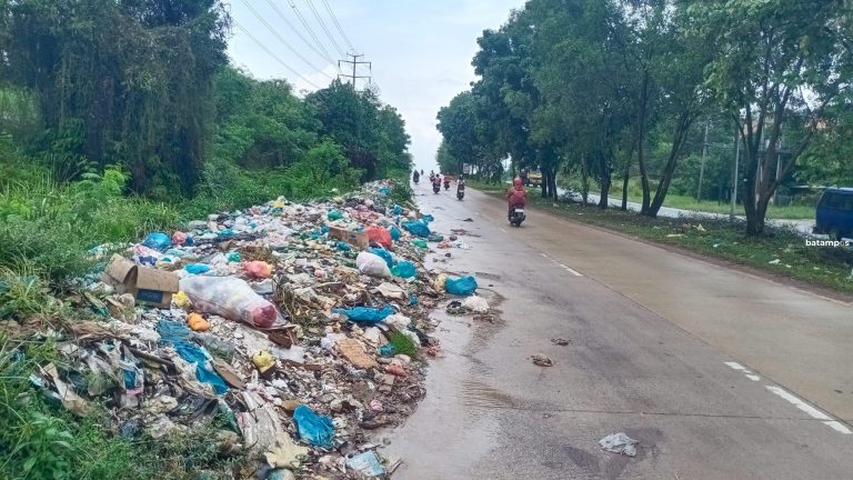 Sampah Meluber Hingga ke Bahu Jalan Menuju Galangan Kapal