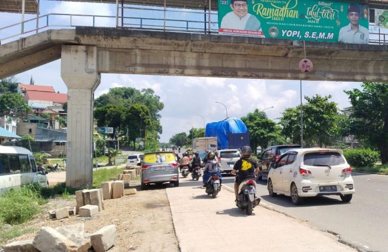Warga Keluhkan JPO Tiban Kampung Rusak Parah