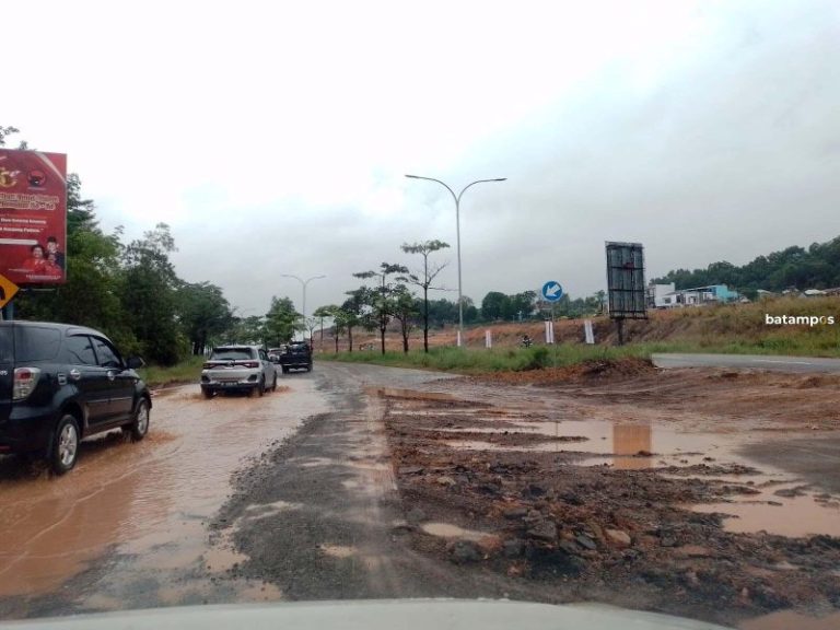 Merusak Jalan, Warga Seibeduk Keluhkan Truk Pengangkut Tanah