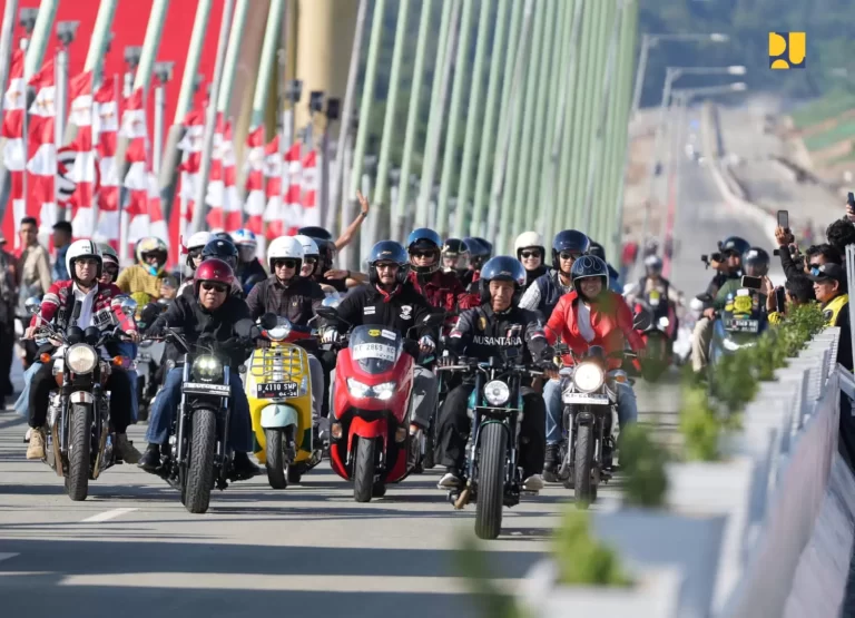 Tunggangi  Sepeda Motor, Jokowi dan Raffi Ahmad Jajal Tol IKN-Jembatan Pulau Balang
