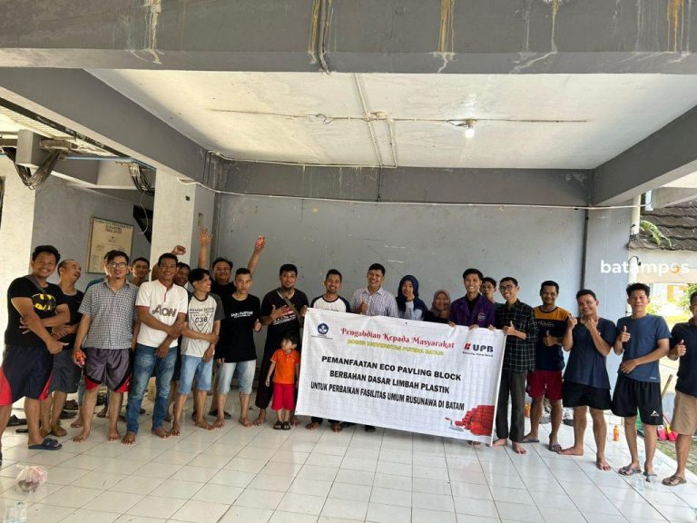 Universitas Putera Batam Adakan Program Pengabdian Masyarakat, Ajarkan Pembuatan Eco Paving Block ke Warga Rusunawa Kota Batam