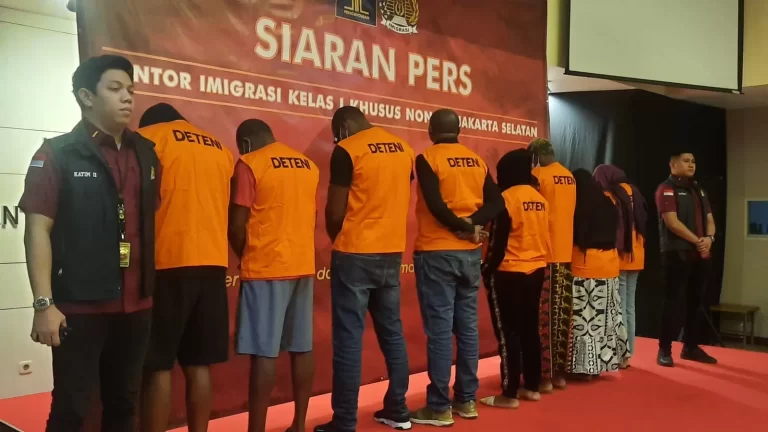 Pembuat Dolar Amerika Palsu, Ditjen Imigrasi Tangkap 8 WN Afrika di Jakarta