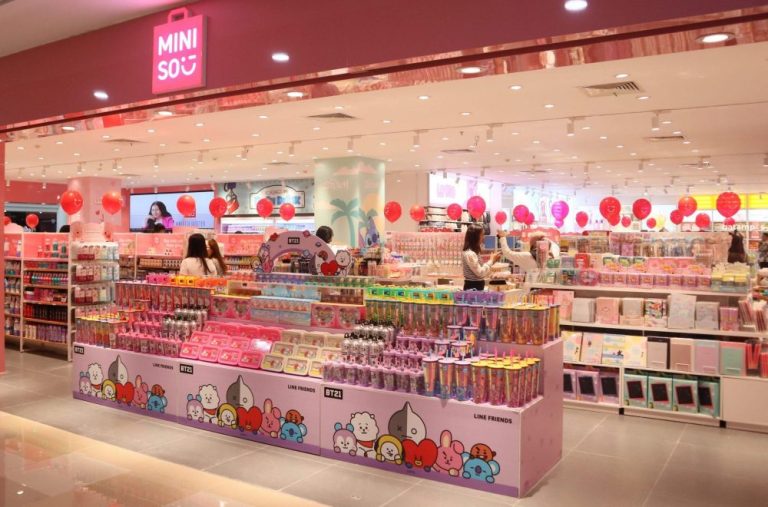 Hari Pertama Buka, Miniso Pink Mega Mall Langsung Diserbu Pengunjung