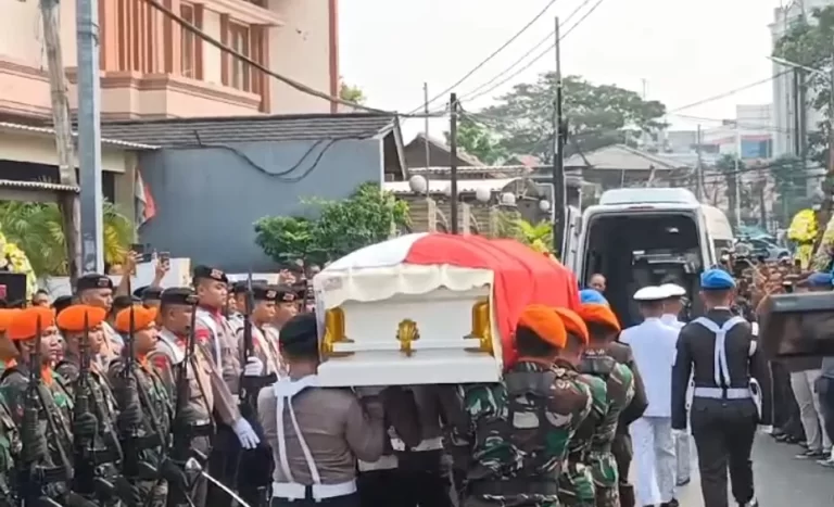 Jenazah Hamzah Haz Diberangkatkan ke Pemakaman Bogor dengan Prosesi Kenegaraan