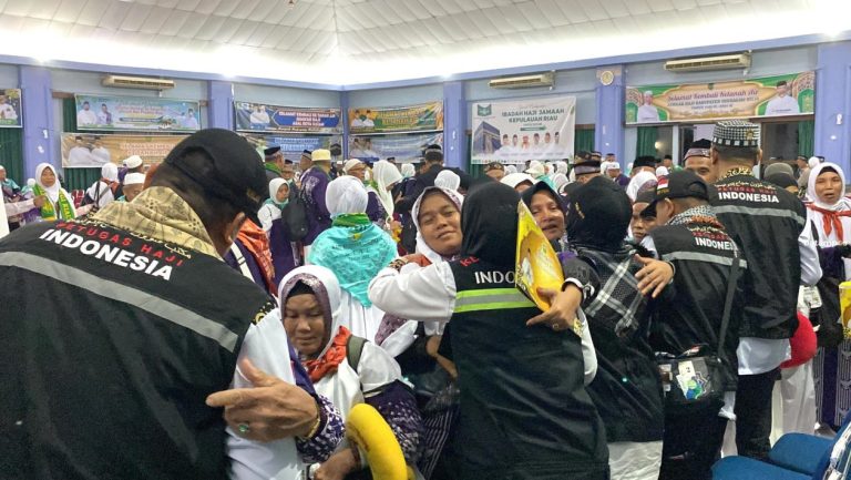 Kepulangan Kloter BTH 11 Banjir Air Mata