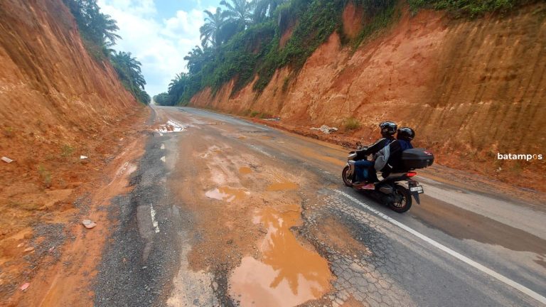 Pemotor Jatuh Akibat Jalan Rusak dan Berlubang di Jalan Lintas Timur, Bintan