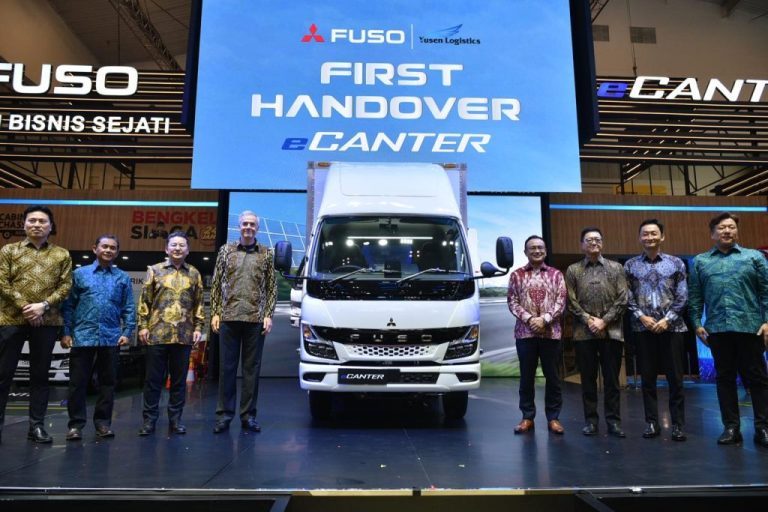 Mitsubishi Fuso Luncurkan Era Baru Kendaraan Listrik di Indonesia dengan Penyerahan eCanter Pertama ke PT Yusen Logistics