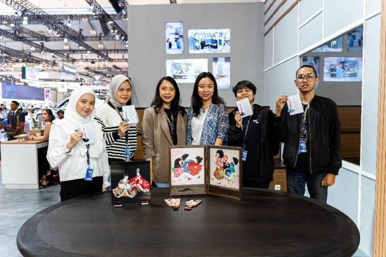 Mazda dan Seni Kurumie Berkolaborasi di GIIAS 2024: Harmoni Keindahan dan Ketelitian Jepang
