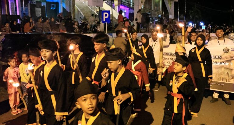 Warga Bintan Meriahkan Tahun Baru Islam 1446 Hijriah dengan Gelar Pawai Obor