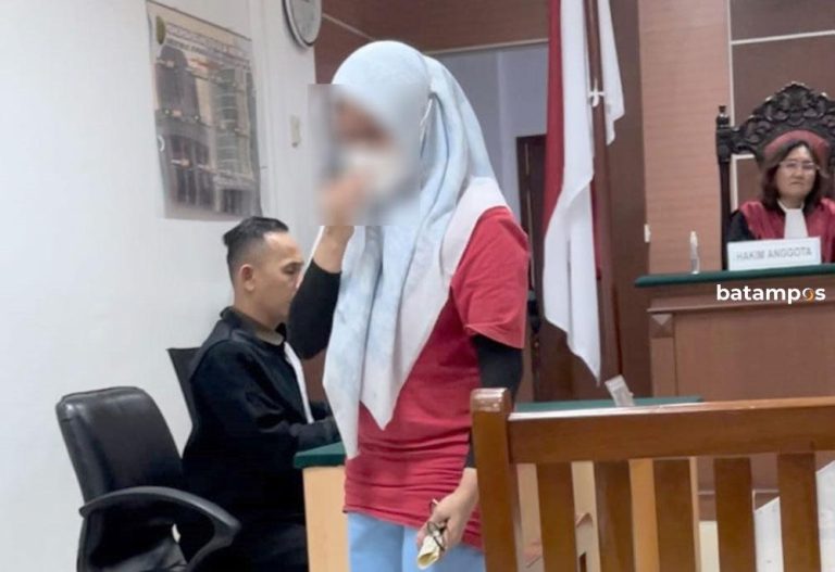 Bu SekLur Didakwa Menipu Bu Bidan, Bu SekLur Dituntut 2,6 Tahun, Uang Bu Bidan Tidak Kembali