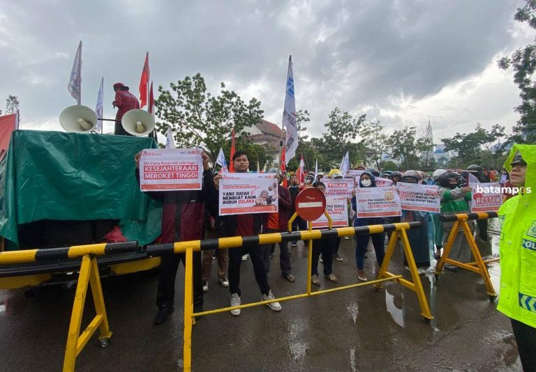 Buruh Demo Tolak UU Cipta Kerja dan Tuntut Kenaikan Upah Layak di Tengah Melonjaknya Harga Sembako, BBM, dan Listrik