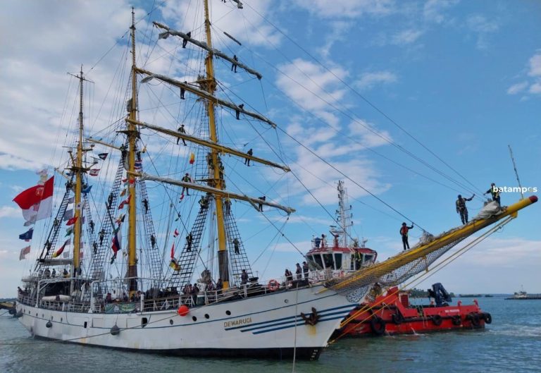 Sempat Dihadang Badai di Laut Menuju ke Sabang, KRI Dewa Ruci Bawa Laskar Muhibah Budaya Jalur Rempah Tiba di Tanjunguban, Bintan