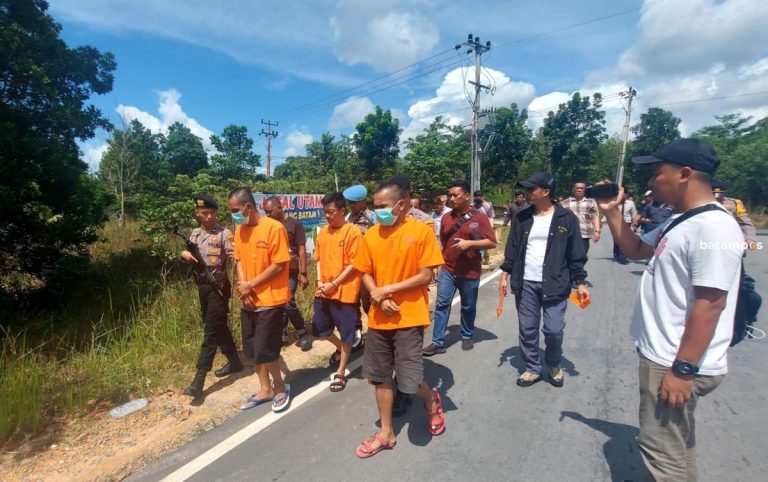 Tangan Terborgol, Hasan Cs ikuti Rekonstruksi Kasus Dugaan Pemalsuan Surat Tanah di Km 23 Sei Lekop, Bintan
