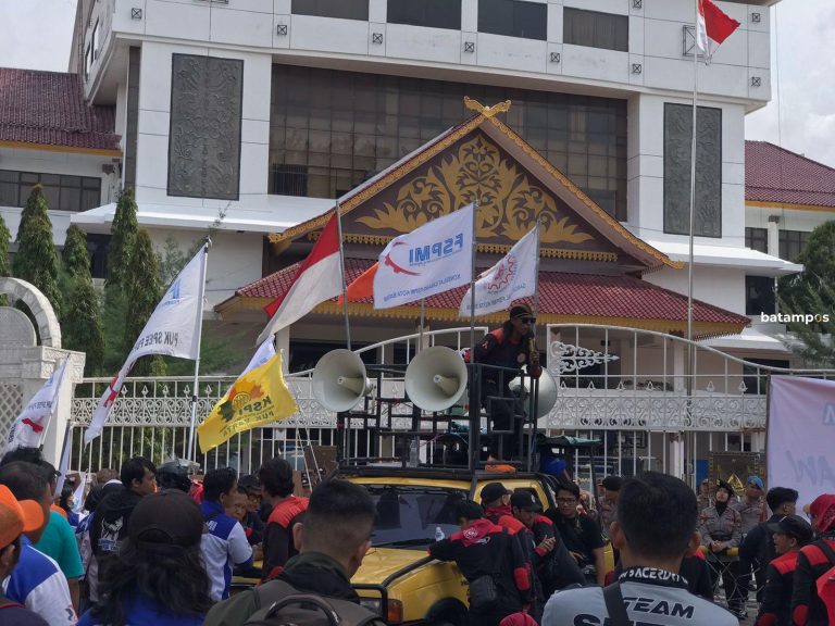 Demo Buruh Batam Protes Kenaikan Harga Kebutuhan Pokok dan Rencana Kenaikan BBM