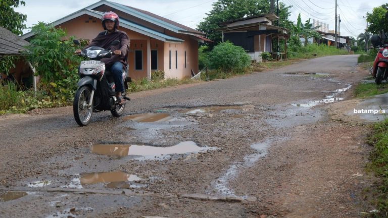 Warga Keluhkan Jalan Cendrawasih Tanjungpinang yang Berlubang