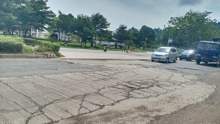 Kerusakan Jalan R Suprapto Semakin Parah