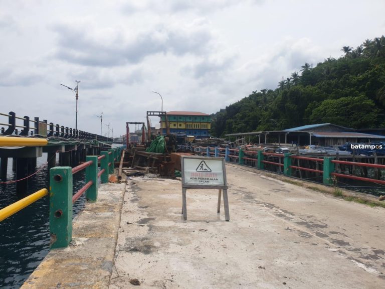 Pengguna Jembatan Selayang Pandang Tarempa Keluhkan Keberadaan Alat dan Sisa Material yang Belum Dipindahkan