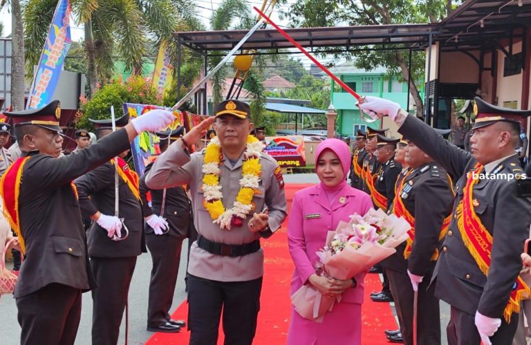 Kombes Budi Santosa, Kapolresta Tanjungpinang Disambut Tradisi Pedang Pora
