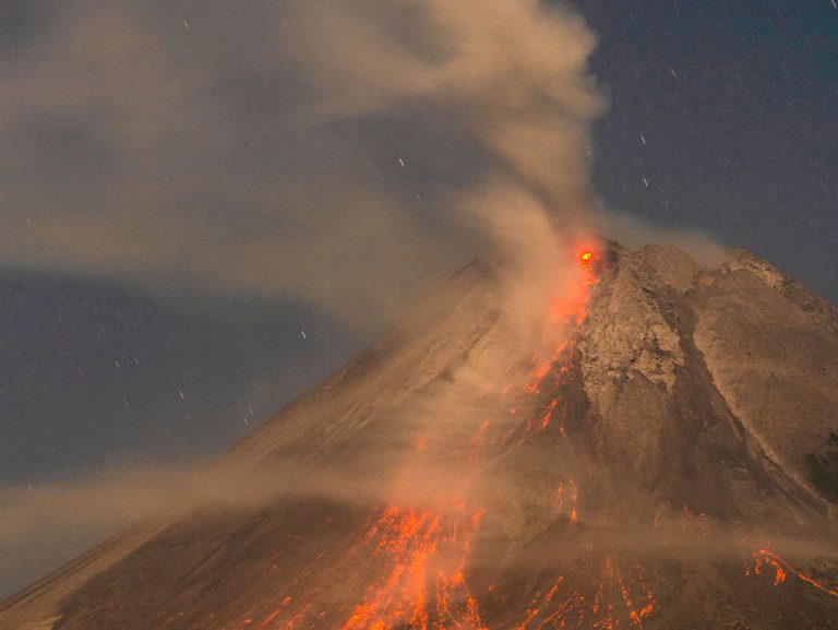 Waspada Aktivitas Gunung Semeru dan Merapi