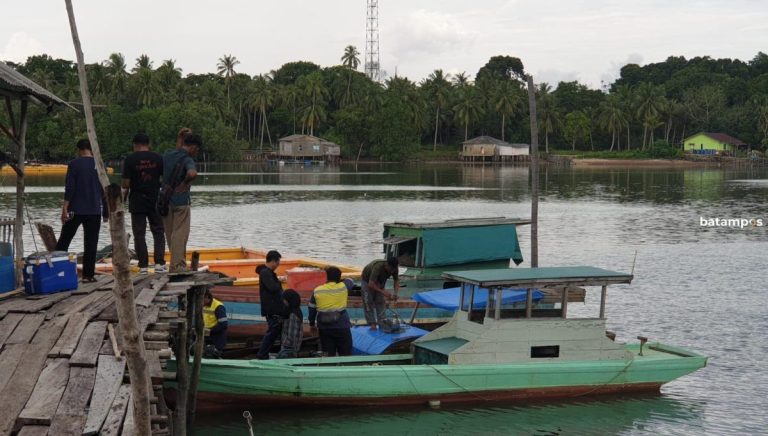 Terkait Dugaan Pencemaran Lingkungan Sebabkan Ikan Mati Massal, KLHK Turun Ambil Sampel Air di Desa Pengujan, Bintan