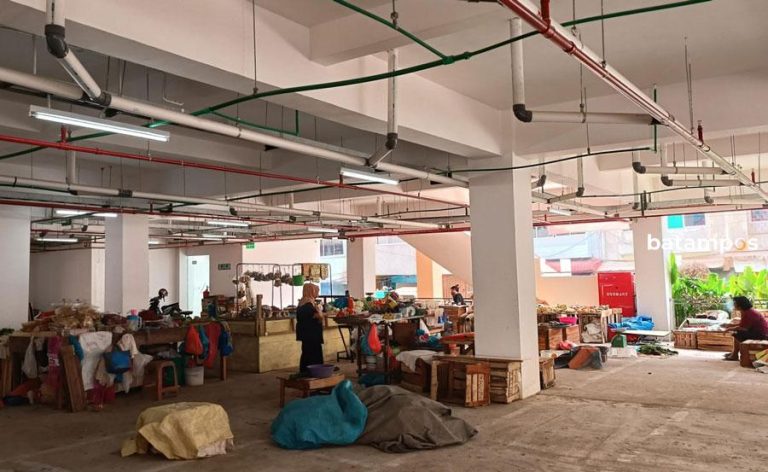 Pedagang di Pasar Encik Puan Memilih Berjualan di Tempat Parkir