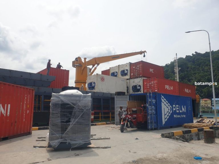 Ketersedian Barang di Anambas Tergantung Kapal Tol Laut