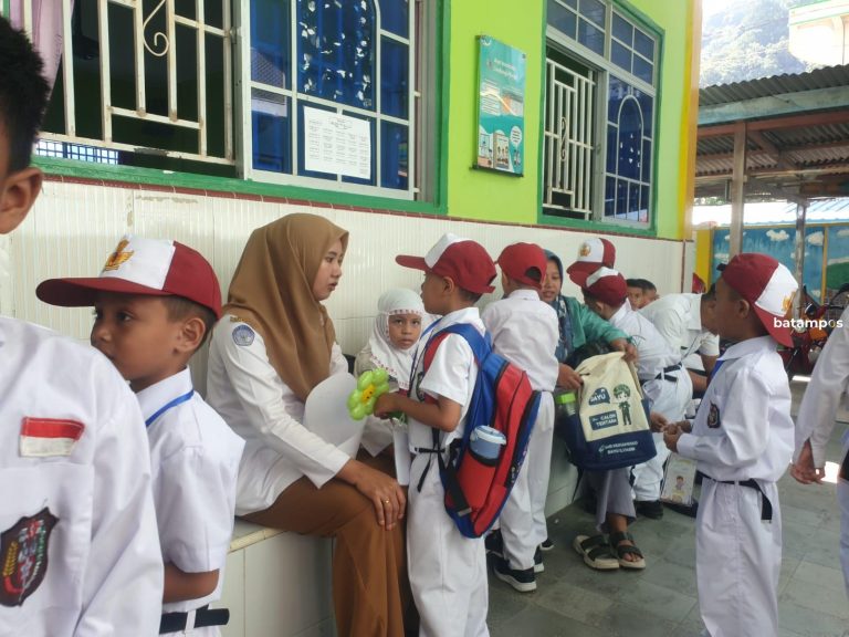 Rela Izin Kerja Demi Temani Anak Masuk Sekolah di Hari Pertama