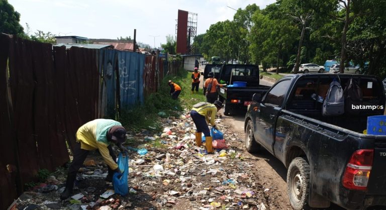 Bersihkan Sampah Liar di Batam, DLH Turunkan 10 Armada