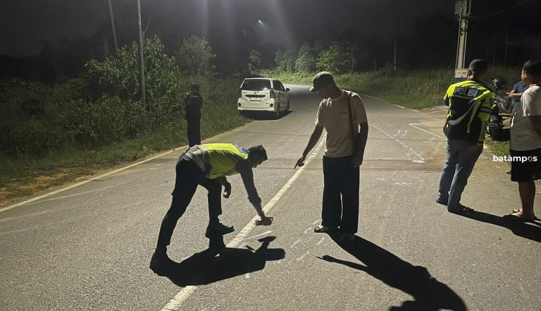 Satu Keluarga Dilarikan ke Rumah Sakit Usai Tabrakan dengan Mobil di jalan Kampung Sungai Jeram, Bintan