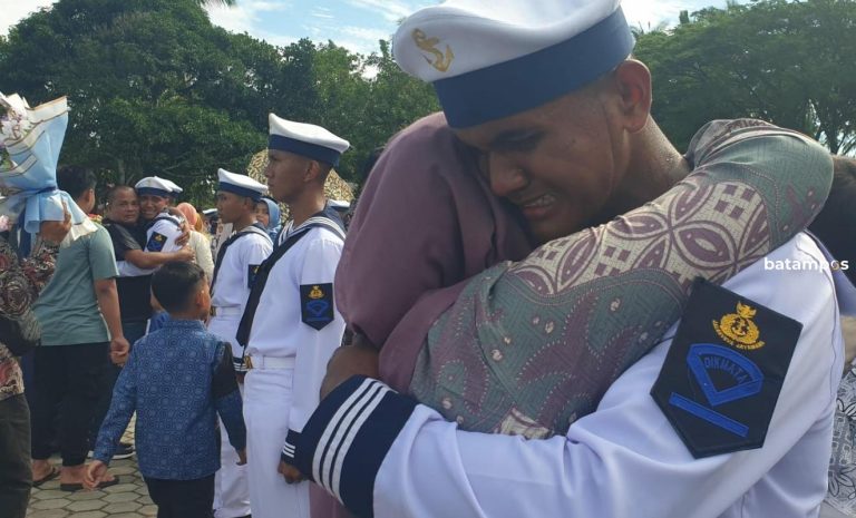 Tangis Haru Keluarga Pecah Usai 102 Siswa Dikmata Dilantik Menjadi Prajurit TNI AL