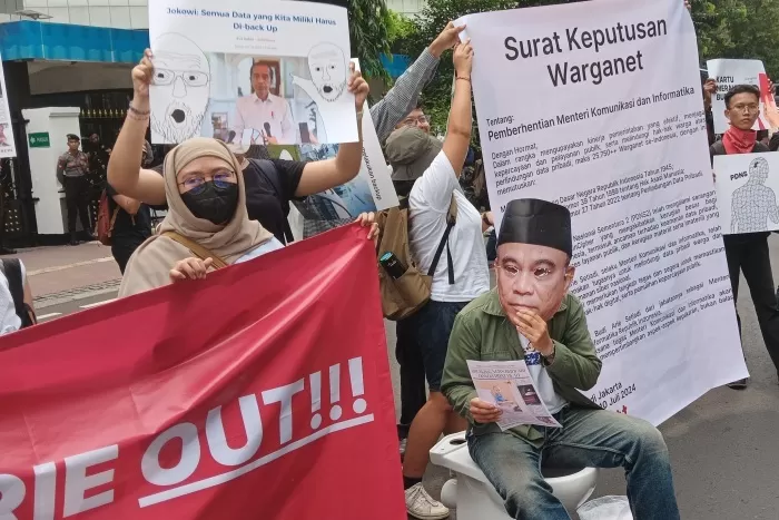 Unjuk Rasa di Depan Kantor Kominfo, Desak Budi Arie Mundur dari Jabatannya