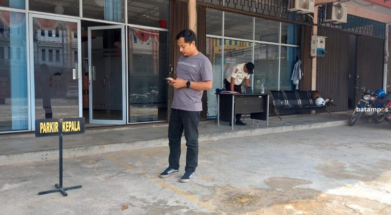Komentar di Medsos Jelita Jee, Istri  Farid Buat Heboh, Medsos Hilang dan Kepala BP Bintan, Farid Irfan Siddik Tak Masuk Kantor