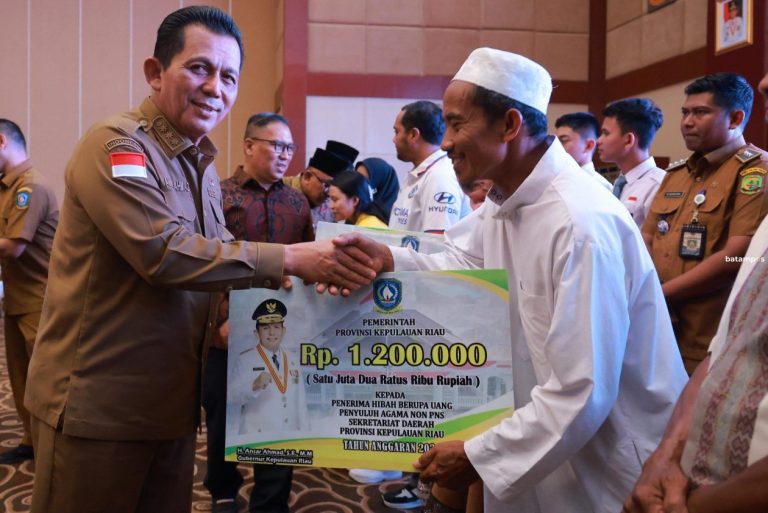 Gubernur Ansar Serahkan Bantuan Rp142 Miliar untuk 2 Kecamatan di Tanjungpinang