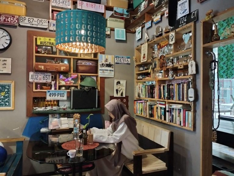 Berkunjung ke Rubeka, Cafe Unik di Batam dengan Nuansa Vintage