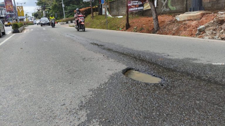 Lubang di Jalan Batu 6 Membahayakan Pengendara