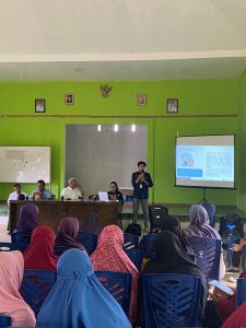 Tim KKN-PPM UGM Menginisiasi Bank Sampah di Bunguran Batububi Natuna