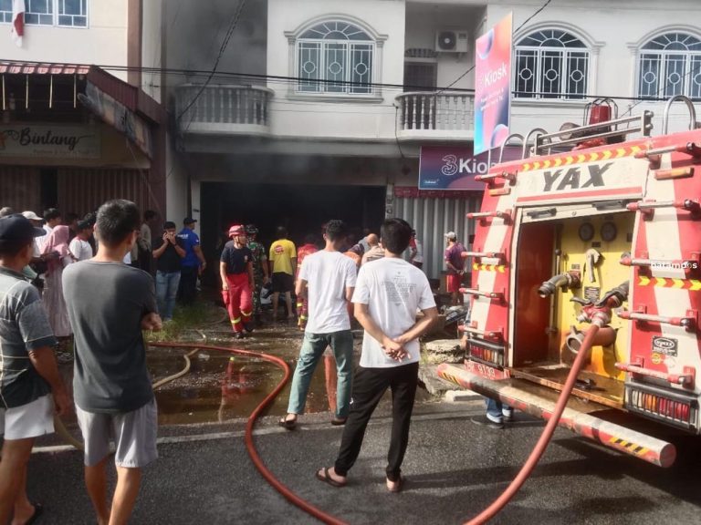 Gudang Elektronik di Meral Terbakar