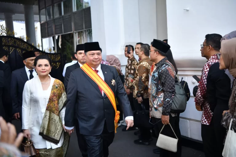 Airlangga Hartarto Terima Anugerah Tanda Kehormatan dari Jokowi, Begini Komentarnya
