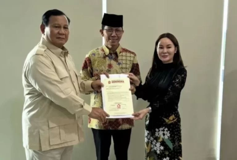 Prabowo Serahkan Langsung Rekomendasi kepada Amsakar Achmad-Li Claudia Chandra untuk Pilkada Kota Batam