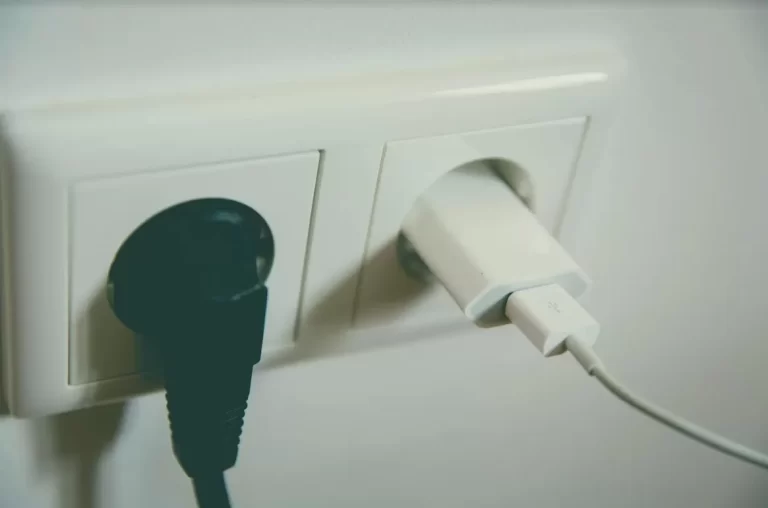 Ini 4 Kerugian Apabila Charger Terus Menancap di Stop Kontak Rumah