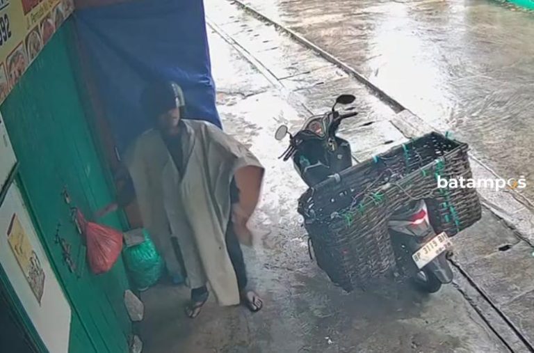 Terekam CCTV, Pemotor Curi Ayam Potong di Rumah Makan