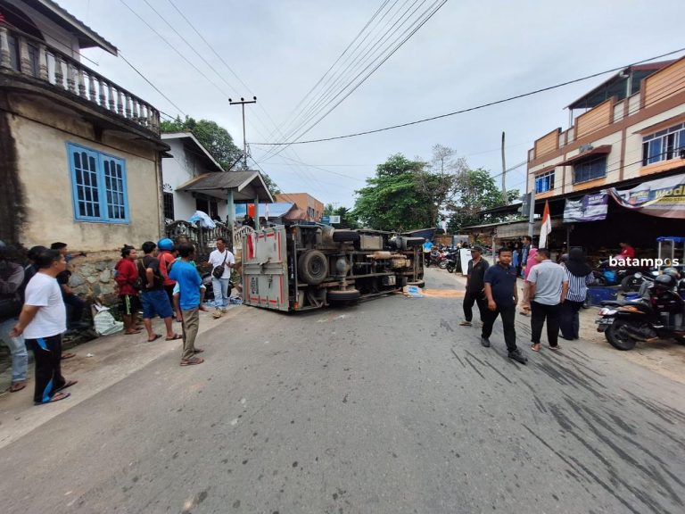 Lori Box Terguling, Tabrak Mobil dan Motor Sedang Parkir