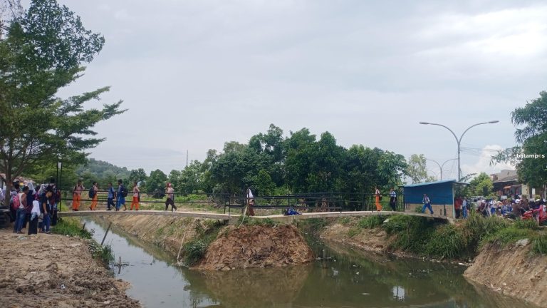 Dibangun Swadaya Masyarakat, JPO Murid SDN 013 Sekupang Butuh Sentuhan Perbaikan