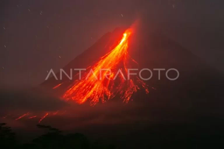 Gunung Merapi Muntahkan Lava Lagi 13 Kali, Mengalir ke Arah Kali Bebeng di Barat Daya