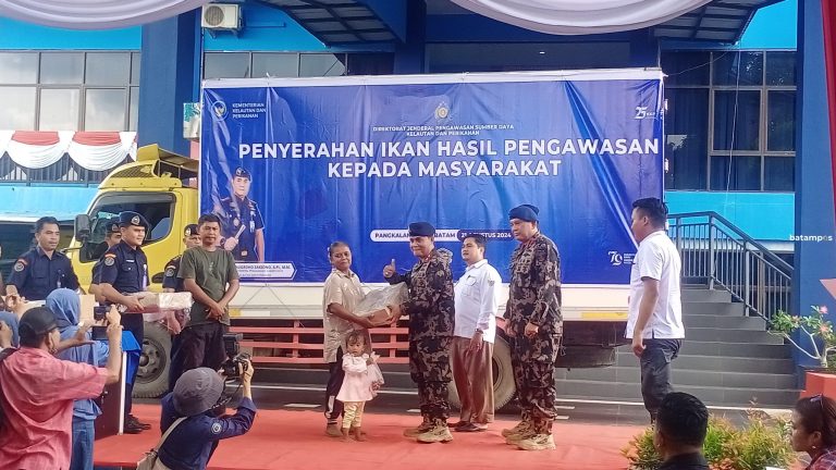 KKP Bagikan Empat Ton Ikan Impor Sitaan dari PT SLA ke Masyarakat