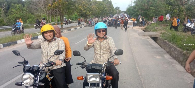 Bakti-Raja Naik Motor Menuju KPU Karimun untuk Mendaftar